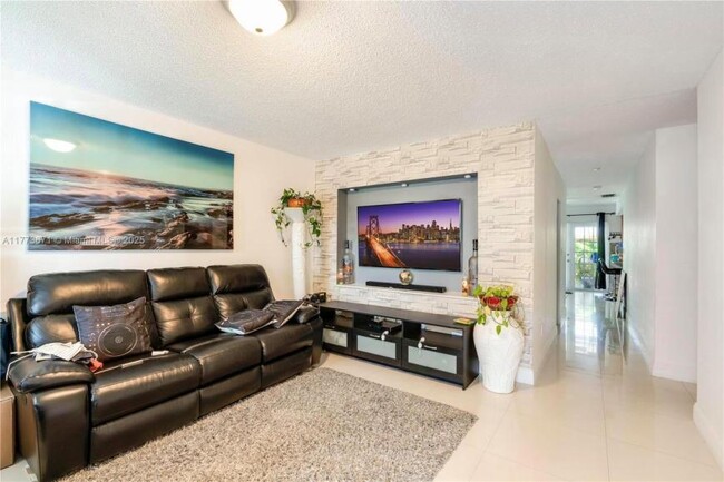 Building Photo - 3 bedroom in Miami FL 33165