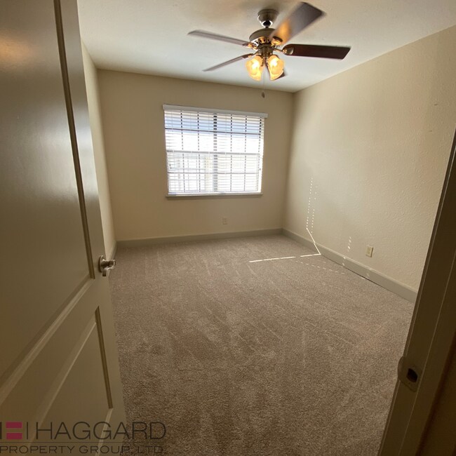 Building Photo - 3 bedroom 2.5 bathroom Duplex