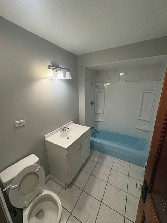 Building Photo - 2405 N Sheridan Rd