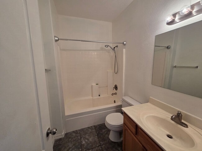 Building Photo - 2 bed / 2 Bath Townhouse in Mesa!