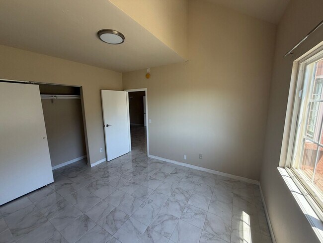 Building Photo - 158 Caldecott Ln