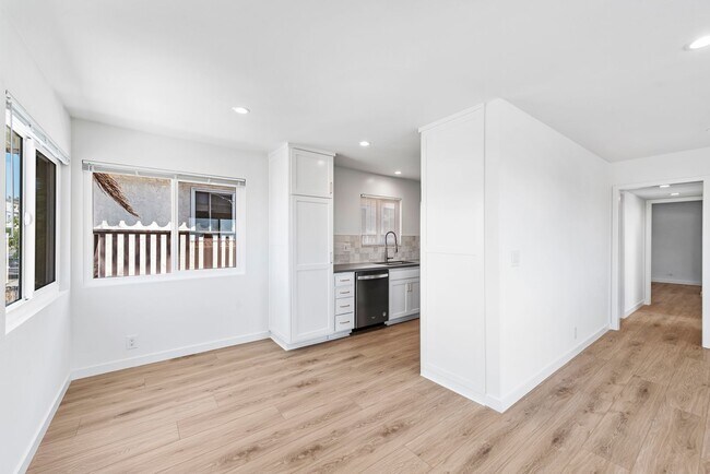 Building Photo - 223 Avenida Victoria