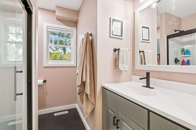 Building Photo - 3040 Hampshire Ave S