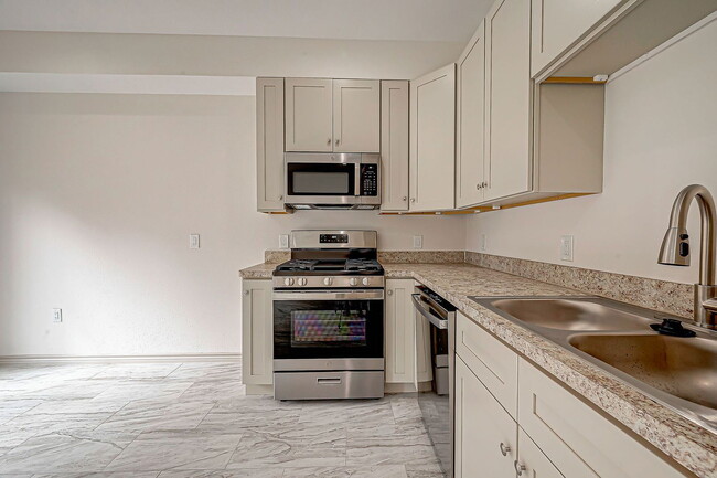 Building Photo - 5530 Hirondel St