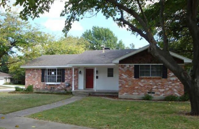 Primary Photo - 3802 Savannah Dr