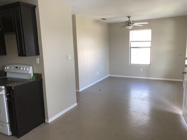 Building Photo - 2901 E De La Rosa Drive - C