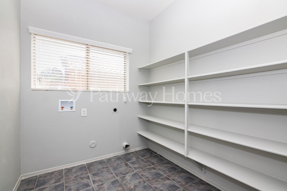 Building Photo - 13856 W Ironwood St