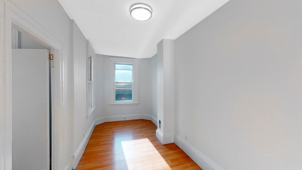 Building Photo - 396 Beacon St