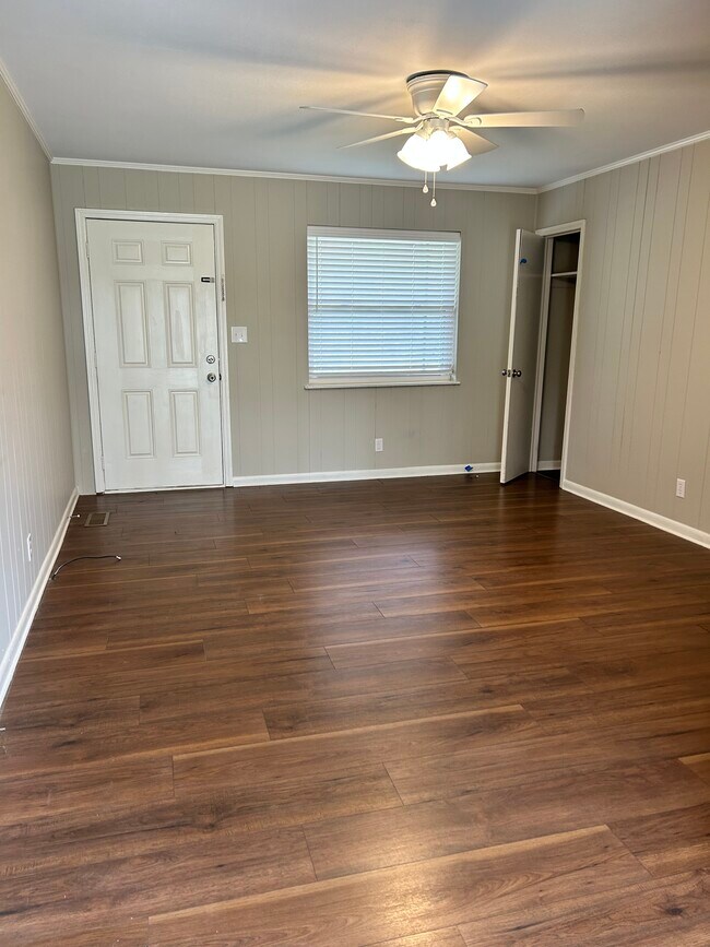 Family Room - 364 Elizabeth Cir