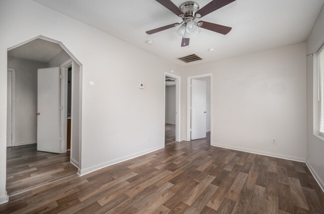 Building Photo - 1043 Mountain Crest Dr