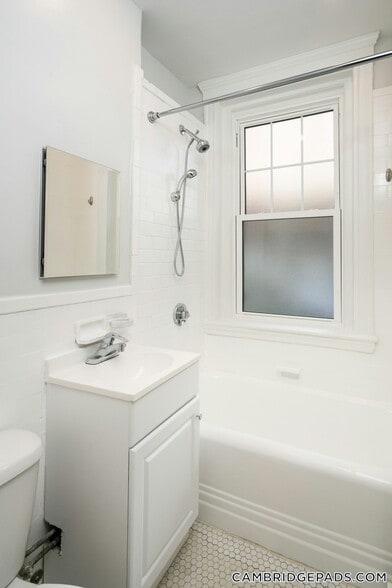 Building Photo - 18 Forest St