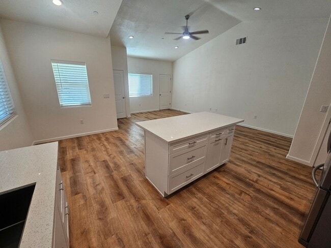 Building Photo - 3 Bedroom 2 Bathroom Duplex for Rent in Corning!