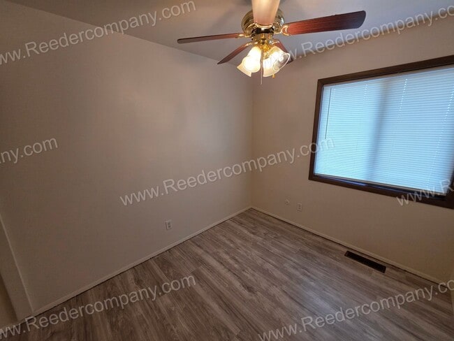 Building Photo - Beautiful 3 Bedroom Townhouse across from Morton High School!