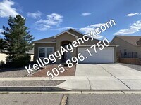 Building Photo - Spacious- 2 Living Rm/3BR/2Bath in Cabezon