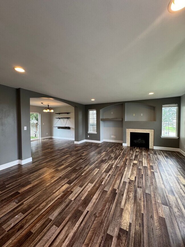 Building Photo - HUGE PET FRIENDLY Rental