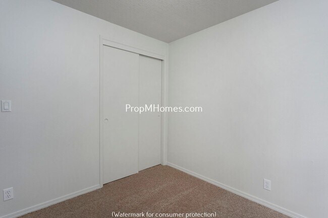 Building Photo - Quaint Ranch Style Home with Fenced Yard!