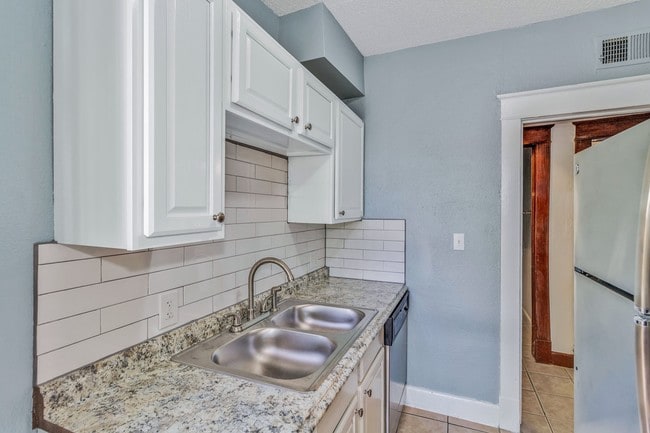 Building Photo - 2710 Holmes St