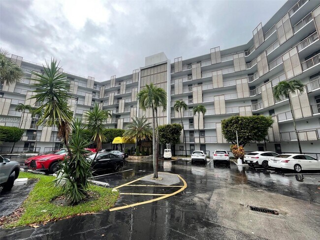 Primary Photo - 20400 W Country Club Dr