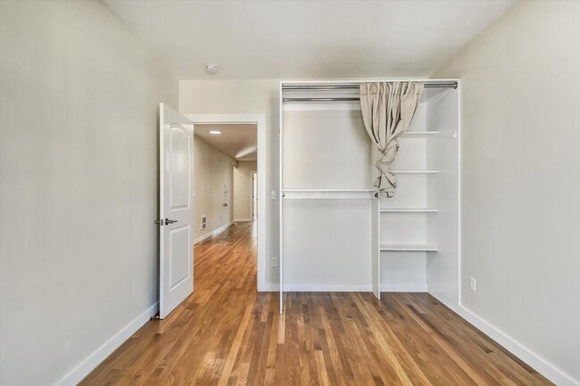 Building Photo - Spacious and Tastefully Remodeled Upper Flat