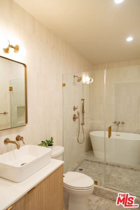 Building Photo - 1409 N De Longpre Ave