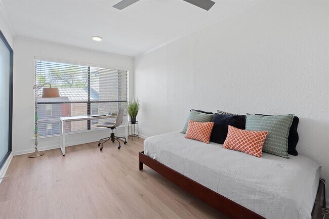 Building Photo - 1101 Hollow Creek Dr