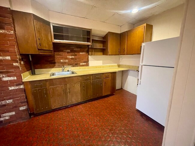 Building Photo - 136 Saratoga St