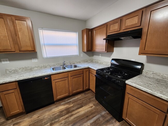 Building Photo - 924 Rarig Ave