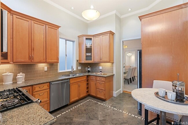 Building Photo - NEW! Stunning Pacific Heights Top-Floor Co...