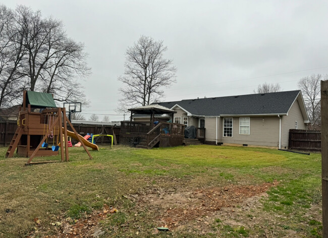 Spacious backyard with privacy - 161 Honeysuckle Dr