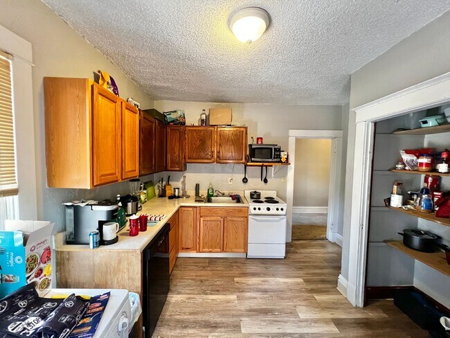 Interior Photo - The Remington (BR-LN-KB)