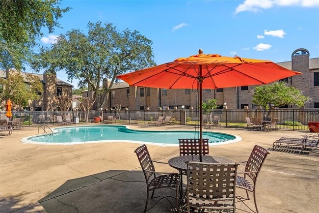 Building Photo - 9850 Pagewood Ln