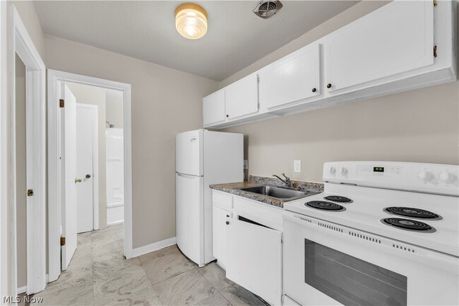 Building Photo - 1415 Wyandotte Ave