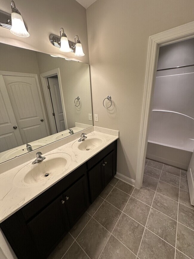Building Photo - 4222 Vallonia Dr