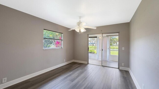 Building Photo - 220 Seville Dr