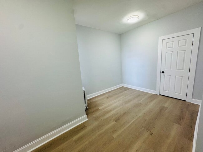 Building Photo - Remodeled Large 3bd/1.5 House with Rear ya...