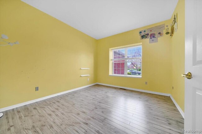 Building Photo - 2565 River Woods Dr N