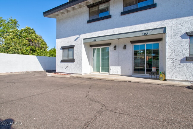 Building Photo - 2215 W Augusta Ave