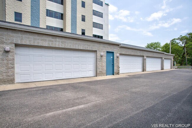 Building Photo - 2964 Lakeshore Dr