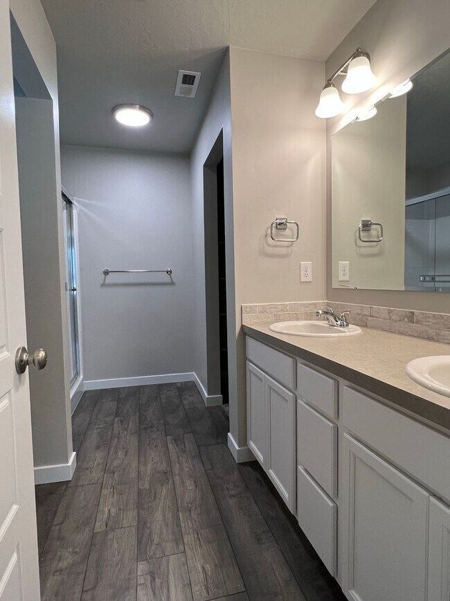 Building Photo - Newer 3 bed 2 bath with a home office just...