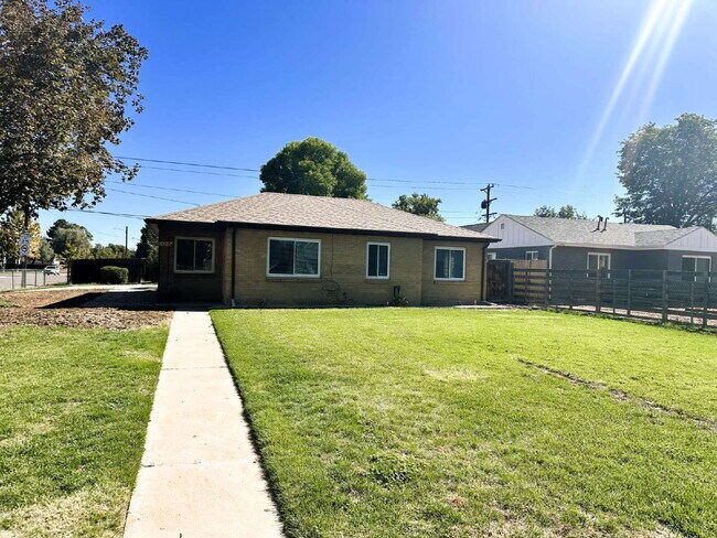 Building Photo - 3 Bed 1 Bath Ranch in North Park Hill! (Available Immediately)