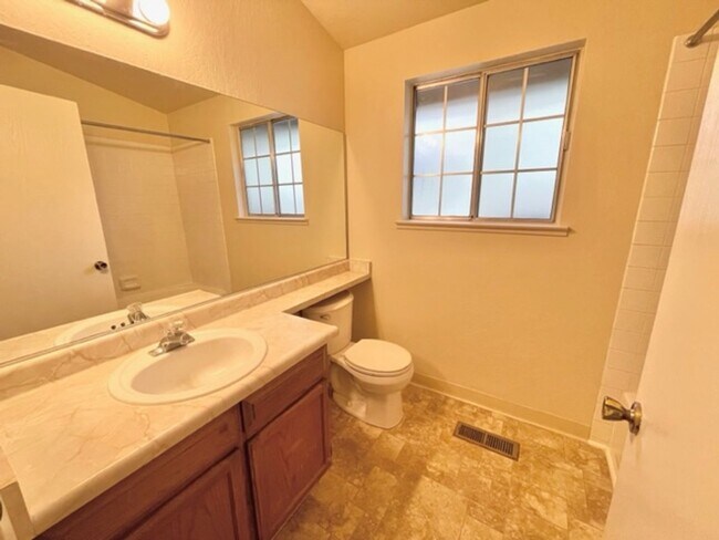 Building Photo - MUST SEE