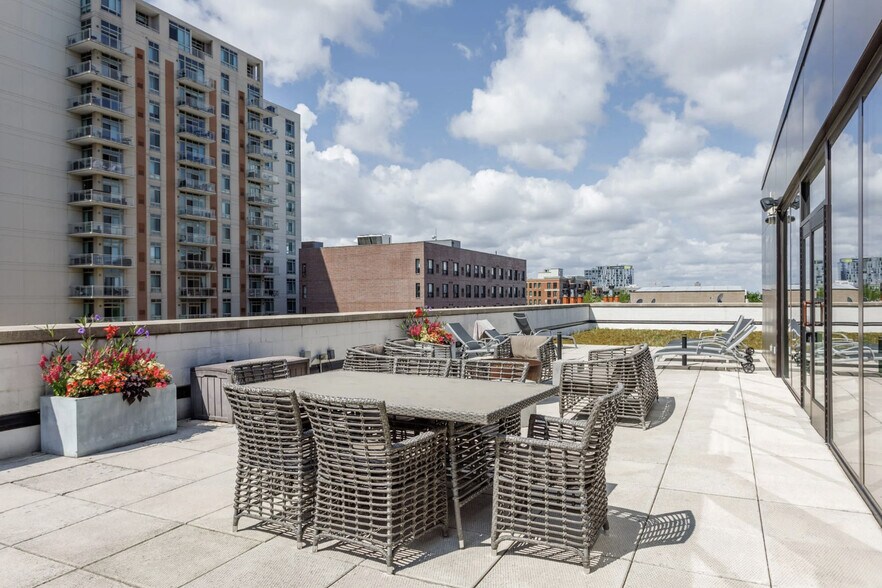 Building Photo - 211 W Scott St