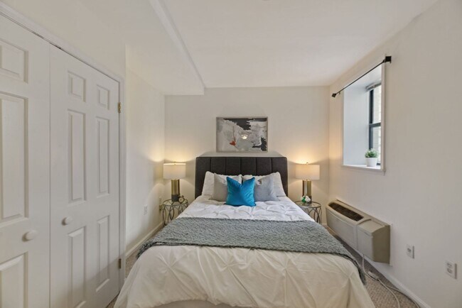 Building Photo - Kalorama Two Bedroom Duplex on Quiet Street! Private Patio/Decorative Fireplace & More!