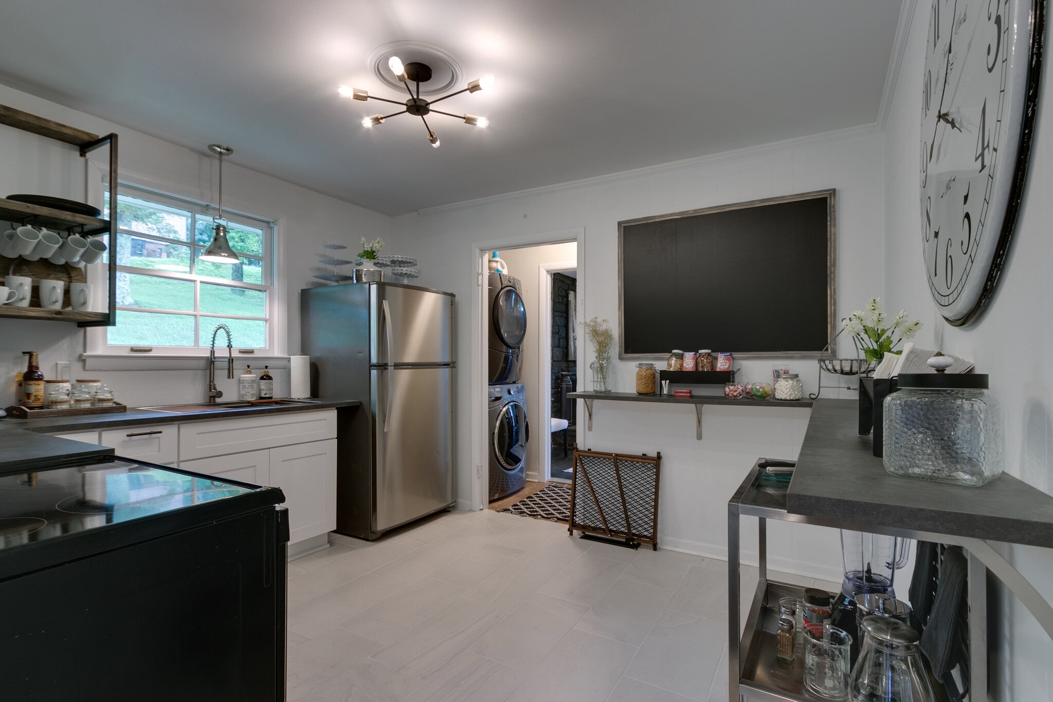 Building Photo - 101 Carnavon Pky