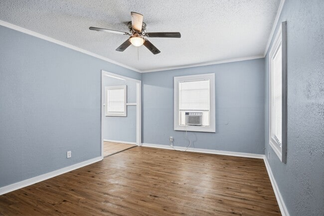 Building Photo - Newly Remodeled | 3 Bed | 1 Bath | Tulsa | Available Now