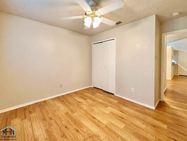 Building Photo - Cute & Cozy Duplex Nestled in a Prime Loca...