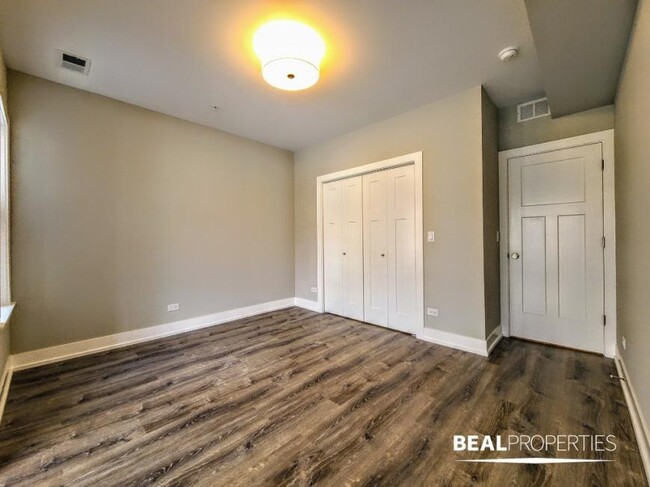 Building Photo - 3 bedroom in EVANSTON IL 60202