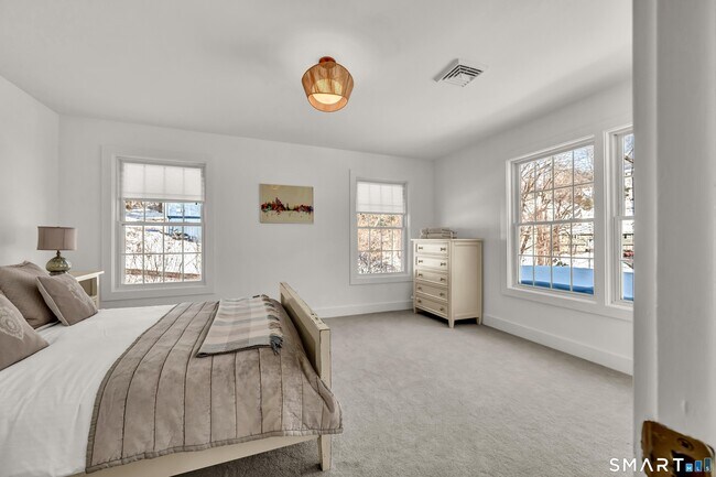 Building Photo - 5 Main Dr