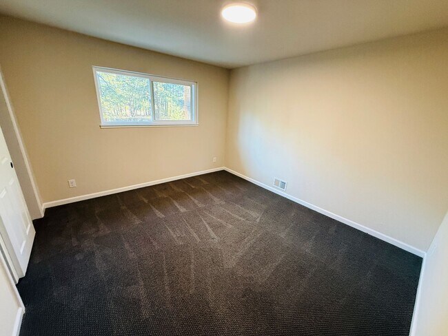 Building Photo - 3 bed 2 bath unit with 1 car garage - Pet Friendly