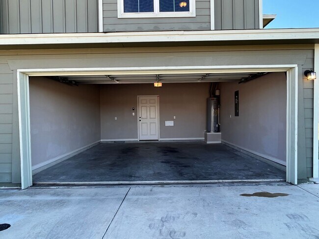 Building Photo - Town home for rent